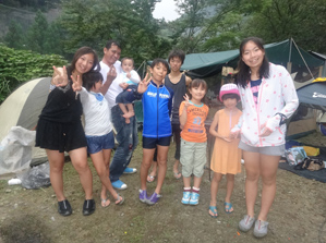 作例4 集合写真はテントの前で