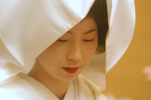 作例1 綿帽子からのぞく伏し目がちな表情をアップで撮る