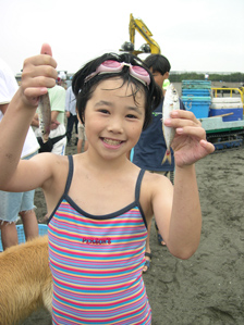 作例4 魚を手にもって撮る
