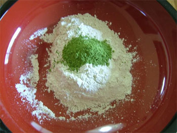 茶蕎麦を打つ