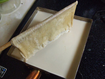 静かに