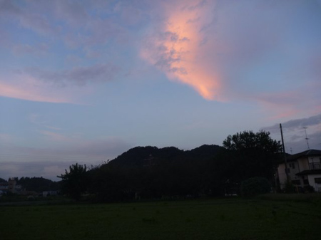 茜色