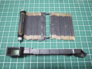 よろい戸式シャッターと距離計部品