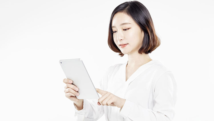 iPadを見る女性
