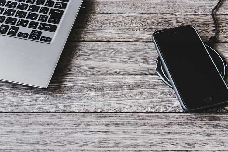 ノートパソコンとスマートフォンの充電をしている様子