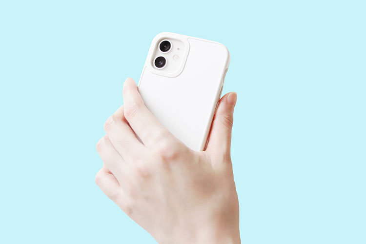 iPhoneを持つ手