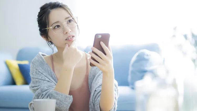 iPhoneを手にする女性