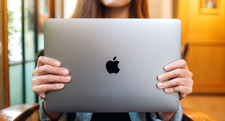 macbookを持つ女性