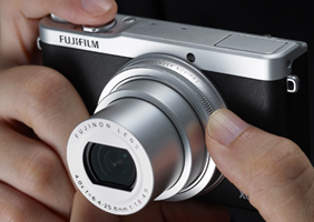 F1.8の明るさを誇るレンズ