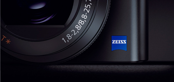 広角24mm、テレ端F2.8のZEISSバリオ・ゾナーT＊レンズ