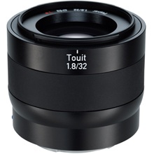 製品写真： Touit 1.8/32 E-mount